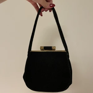 Mini väska  - Säljer denna väskan som har aldrig använt från 80 talet. Väldigt vintage och snyggt!