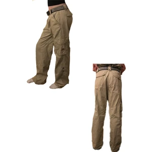 Baggy cargobyxor  - Sköna cargobyxor i bra skick men med lite slitning längst ner (se sista bilden)💯 nice broderi detalj på ena fickan‼️  Waist-38cm tvärsöver  Innerbenslängd-84cm Ytterbenslängd-110cm ❤️💋