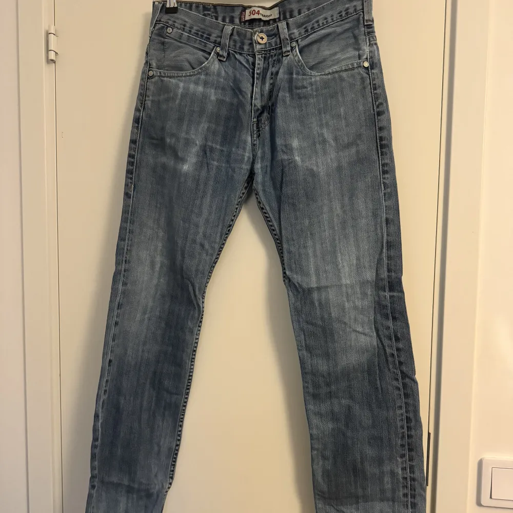 Ett par Levis jeans modell 504 Straight. Vet ej storlek men skulle tro S/M.. Jeans & Byxor.