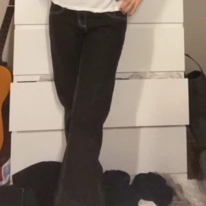 Lågmidjade jeans - Hej, Jag säljer mina lågmidjade jeans från adda gatti i stolek 40 men jag skulle säja att de är i storleken 32-34🩷  De är använda och köpt seckandhand. Jeansen har inga synka skador🩷 hör gjärna av dig ifall du har fler frågor🩷
