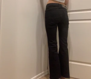 Crocker kick flare - Crocker skinny kick flare. Nästintill nya. Strl 29 men jag brukar ha 26 och är 170cm. Jag har fler bilder😊