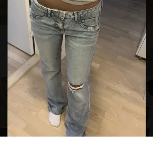 Jeans - Säljer mina så snygga, lågmidjade jeans från hm då de inte kommer till användning. Lite trasiga längst ner men inget man tänker på! Annars väldigt bra skick❤️
