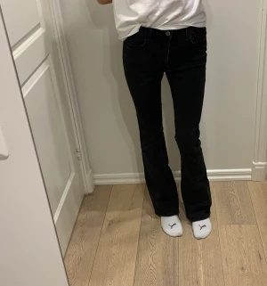 H&M bootcut - Säljer mina favorit svarta booutcut / mini flare jeans från H&m. De är använda men i bra skick. Jag har fler bilder. Strl 38 men passar mig som har 36😊