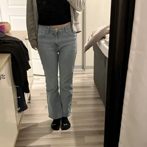 Lee Jeans - Ljusblå jeans från märket Lee som är lite ustvängda. Superfina och använt jätte fåtal gånger pågrund av att de är lite korta på mig! Kostar ca 1100kr mitt pris 300! Står stl W28 L31, skulle säga att de är en XS/S och längden är lite kortare,typ petite 