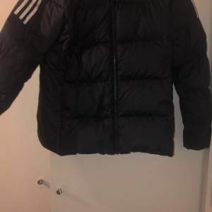 En sjukt fin vinter jacka fråna adidas kanppt användt eftersom det är inte mitt stil på online bilden har den inte en  luva men min har en  priset kan diskuteras 