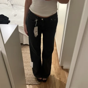 Svarta jeans - Jättesnygga midrise jeans, lite vidare i benen. Några cm för långa på mig som är 160 men perfekta till klackar😍 helt oanvända med prislappar kvar. Säljer pga har flera liknande. Köpare står för frakt. Ord pris 700💞pris kan disskuteras