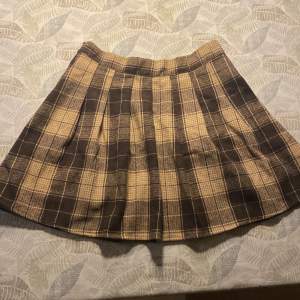 Rutin brun beige kjol från SHEIN, aldrig använd  Nypris 129