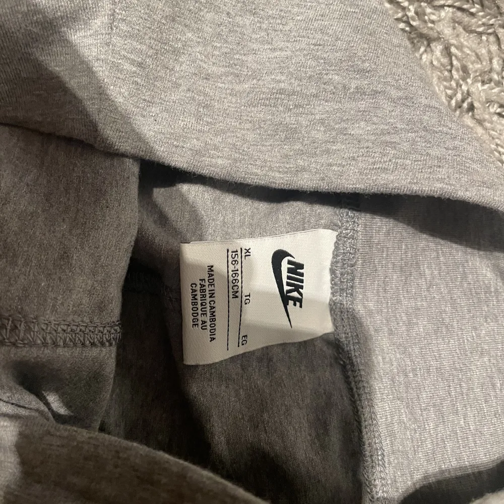 Nike byxor Xl i barn storlek skulle säga att de motsvarar Xs/s. Jeans & Byxor.