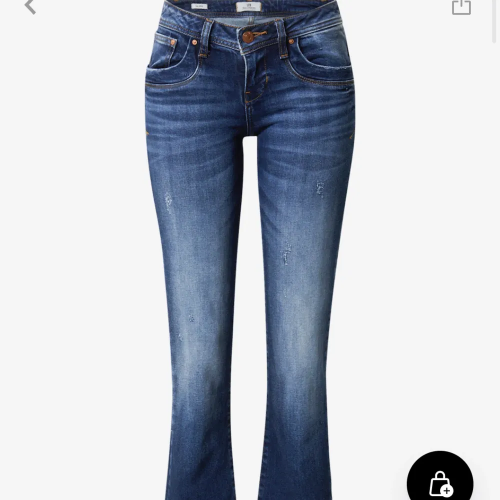 Säljer mina jätte fina Low waist Bootcut jeans från ltb då de har blivit för korta för min smak. De är Bootcut (syns inte riktigt på mina bilder) De är storlek 28/30 och jag är ungefär 168 och de passar i längden men som sagt lite korta för min smak!. Jeans & Byxor.