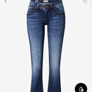 Säljer mina jätte fina Low waist Bootcut jeans från ltb då de har blivit för korta för min smak. De är Bootcut (syns inte riktigt på mina bilder) De är storlek 28/30 och jag är ungefär 168 och de passar i längden men som sagt lite korta för min smak!