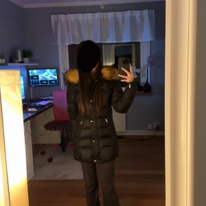 Rock and blue - Säljer en jätte fin rock and blue jacka, då den inte kommer till användning. Har använt den 2-3 ggr och den är i storlek 34💕 Pälsen är fake (som på bilden) Pris kan diskuteras!