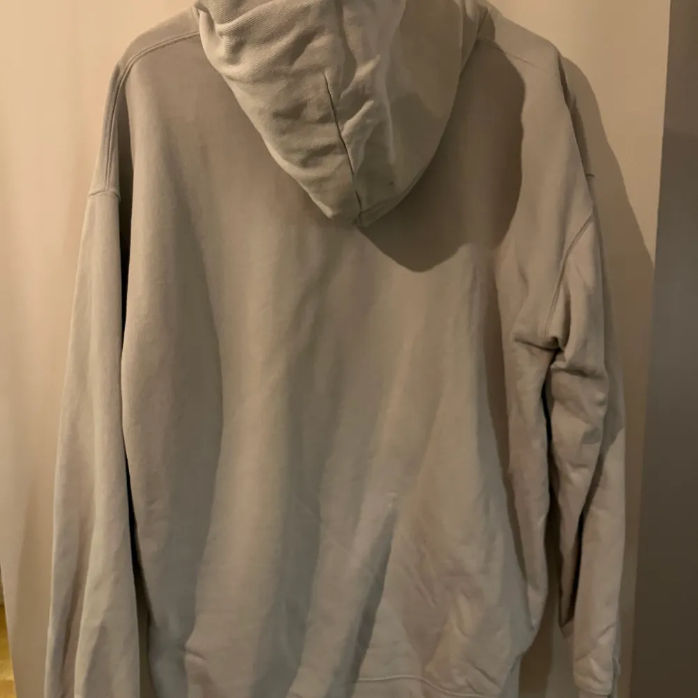 Dime hoodie knappt använd i storlek XL i ljusblå/ nästan vit färg. . Hoodies.