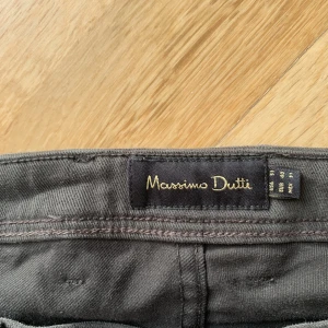 Grå/gröna chinos från Massimo Dutti🩶  - Säljer dessa snygga grå/gröna chinos som endast är använda ett fåtal gånger🩶Priset kan diskuteras vid snabb försäljning 