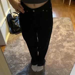 Svarta jeans  - Säljer dessa svarta högmidjade jeans som inte kommer till användning från Nelly. Storlek 27/32. 