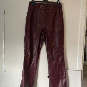 Byxor  - Ett par snygga skinnbyxor från BikBok som ej används mer då de är förstora. Byxorna är i mycket bra skick men lappen i byxorna är bortklippt då den klia💗 (Kunden betalar frakten)
