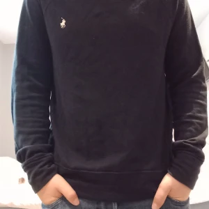 Raulph lauren sweatshirt  - Tja säljer en Ralph lauren sweatshirt i jätte bra skick storlek s hör av er vid minsta fundering