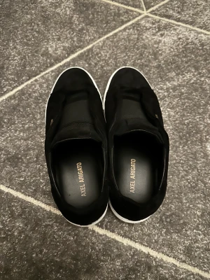 Axel arigato  - Skor säljs i storlek 41, använda ett par gånger är i bra skick, boxen finns också. 