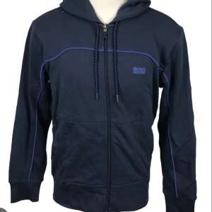 Hugo boss zip hoodie/ kofta  - Mycket bra skick inte sliten eller sönder  Bilden är snodd från Google  