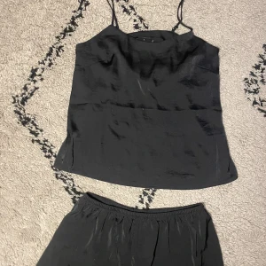 Satin set  - Säljer nu ett sett från HM i satin. Aldrig använt, i storlek S. Kontakta vid frågor💕