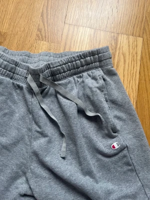 Champion mjukis - Fint skick säljes endast för att de blivit små. Passar XS-S