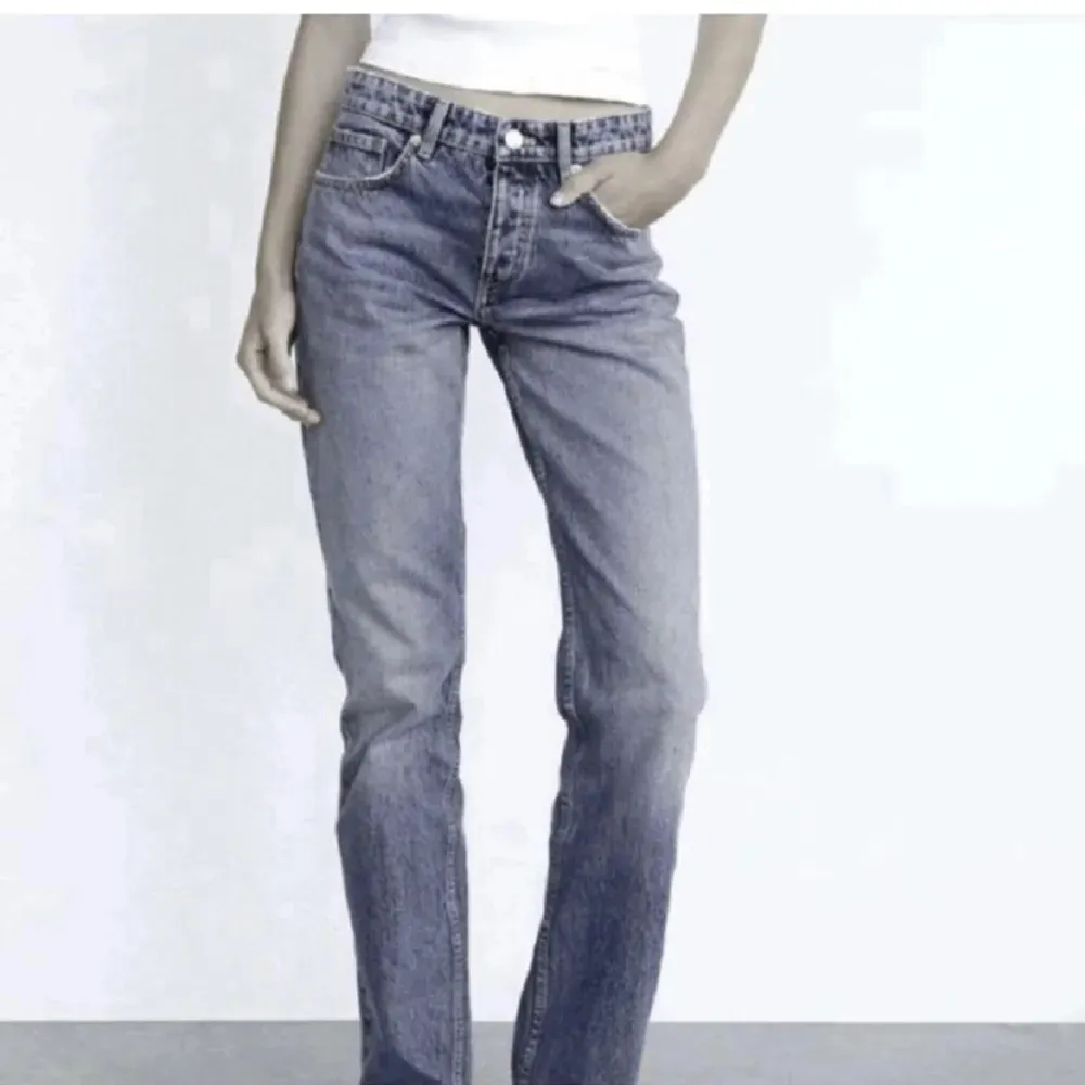 Säljer dessa midrise jeans då jag inte känner att de är min stil. Jätte bra skick. Jeans & Byxor.