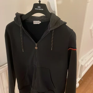 Monclear hoodie  - Säljer nu denna feta monclear hoodien den är i storlek L men passar även M, ny pris 6000kr mitt pris 1800kr. Äkta vara såklart ✅, dm för fler bilder!