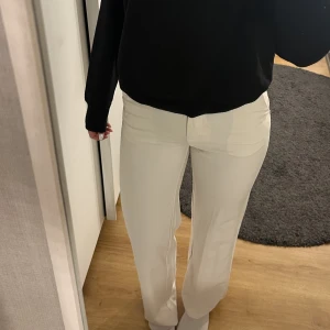 Beiga kostymbyxor  - Beiga kostymbyxor från HM i strl 34. Finns ej kvar på hemsidan. Säljer då de är lite små, jag är 170 cm. Fint skick, skriv för mer bilder. 