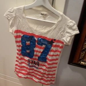 T-shirt med tryck - Säljer denna T-shirt som jag växt ur. Står L i storleken men passar även de som har S💗