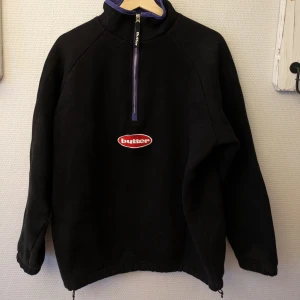 butter goods tröja  - Mjukt varmt material inuti, mycket fint skick. Resår nertill. small men passar mer Medium.