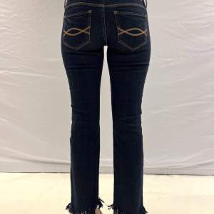 Mörkblåa lågmidjade jeans med fransar💓
