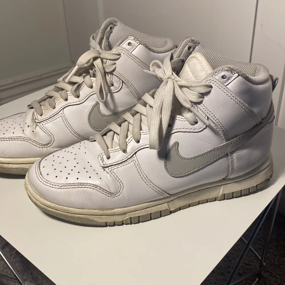 Nike dunk high i stl 36,5, använda men fint skick.. Skor.