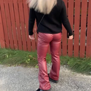 Röda skinnbyxor - Coola röda skinnbyxor