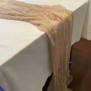 Beige bordslöpare 3m  - Fina bordslöpare i beige tyg, längd 300cm x 90cm. 60kr/st eller 210kr för alla!