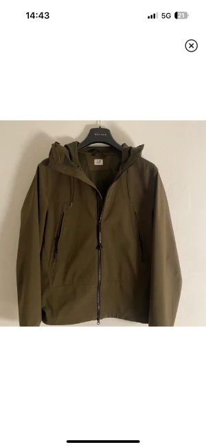 C.P. Company - Najs jacka från C.P. Company. Säljer jackan då den är lite för liten. Det finns ett litet brännmärke på luvan som inte syns så mycket. Förövrigt ör jackan som ny. Nypris 5k+, kan ta emot byten beroende på