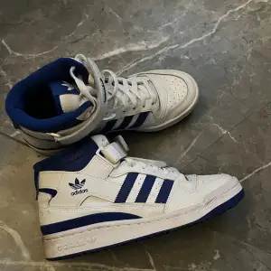 Säljer dessa vita/blå adidas sneakers i storlek 37. 