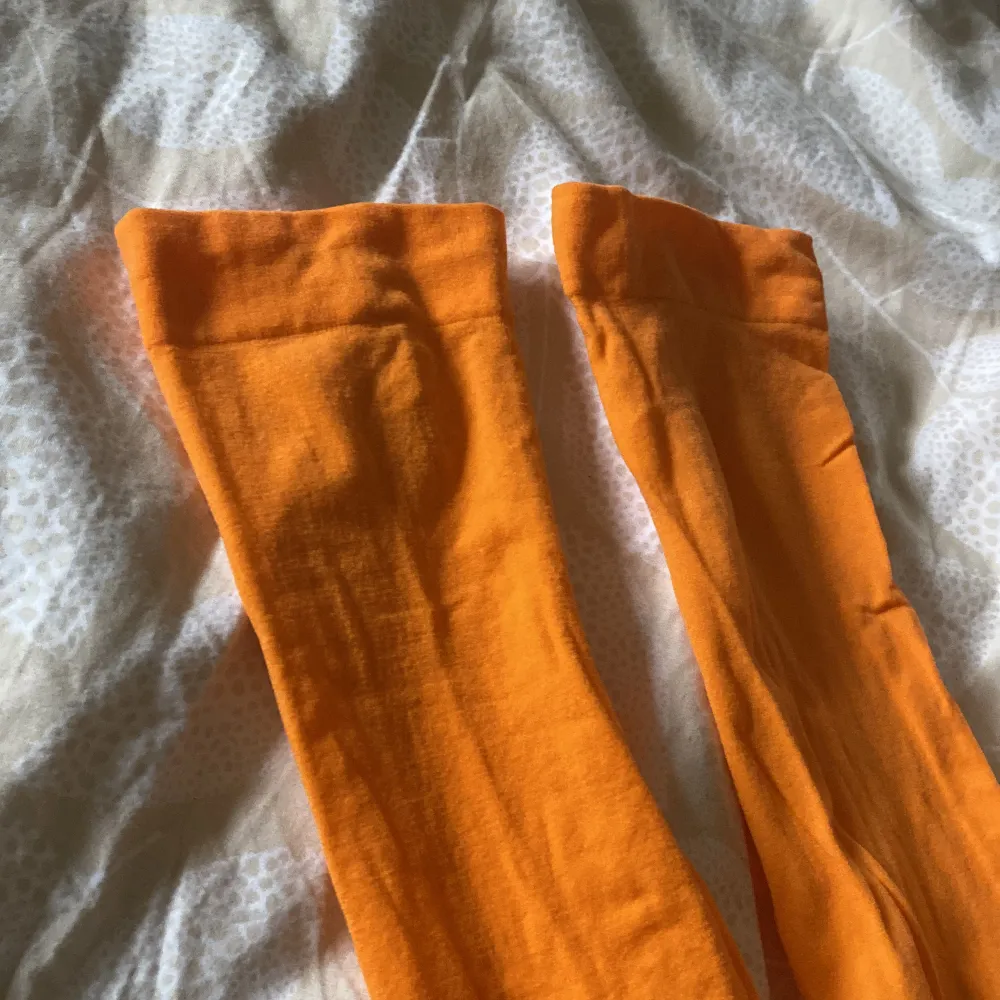 Ett par knästrumpor i orange färg som aldrig har använts. Storleken är one size men funkar för många olik storlekar då dem är stretchiga. Övrigt.