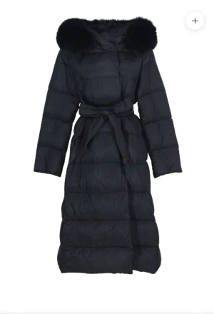 Lily jacket black strl M - Säljer min fina jacka från furstockholm, originalpris 2799. Andvänd en gång men lite för stor för mig då jag hade velat ha en storlek S istället. Jag är 157 cm lång. 😊