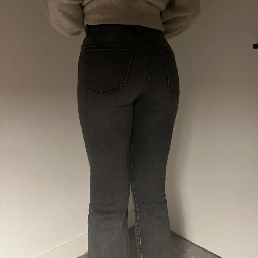 Ett par fina raka jeans från Gina tricot i en uttvättad svart färg. Hör av er för fler bilder! . Jeans & Byxor.