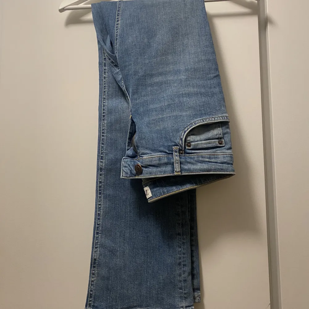 Ljusblåa jeans ifrån zara som är använda fåtal gånger så i väldigt bra skick. Säljer då jag tycker de är lite för korta för mej. Skriv privat för fler bilder 🩵🩵. Jeans & Byxor.