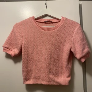 Rosa stickad topp - Jättefin rosa stickad topp ifrån zara som aldrig kommit till användning. Storlek medium men skulle säga att den är lite mindre i storleken🩷🩷