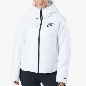 Nike jacka vit  - Säljer jackan som ja köpt här på plick, säljer den för att den är lite förliten💕pris kan diskuteras