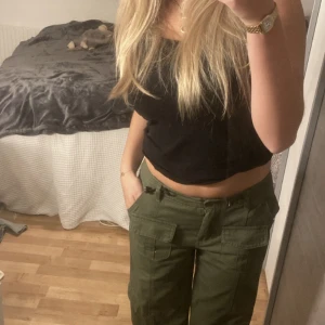 Brandy Melville  - Säljer dessa skit snygga lågmidjade cargobyxor från brandy Melville de är one size med de passar mig som har storlek 36 man kan också spänna in dom vid midjan så kan passa 32-36. 