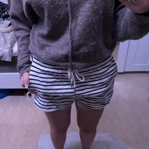 Shorts - Randiga shorts från hm. Köpt för 100 kr och aldrig använda