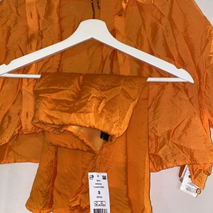 Set.  - Kjol och topp upptill, aldrig använt därav prislapparna kvar.🧡