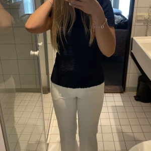 Struktur tröja  - Jättefin marinblå tröja från Zara. Använd en gång! Hittar den inte på hemsidan så tror den är slutsåld🤍(pris kan diskuteras)