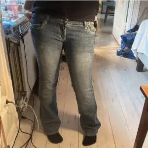 Supersnygga jeans som tyvärr var för korta för mig, hon på bilden är 171☺️