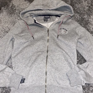 Collegetröja  - Bra skick finns inte så mycket att säga. 