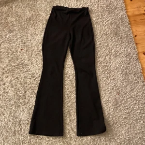 Svarta bootcut byxor - Säljer dessa jätte fina byxor som påminner om kostymbyxor endast för att dom blivit försmå för mig! 💗 Tyvärr har jag glömt vart dom är köpta då jag klippt bort lappen, därav priset