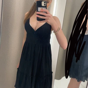 GRATIS FRAKT! Fin klänning - Säljer denna klänning fast i vit! Använd en gång på en skolavslutning 🤍storlek XS men skulle säga att den är lite större i storlek. 