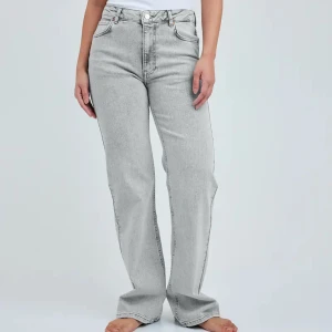 Mid Straight Jeans från Bik Bok - Säljer mina ljusgråa straight Jeans med medelhög midja från Bik Bok. Endast använda 2 gånger. Nypris 599kr men säljer för 300kr